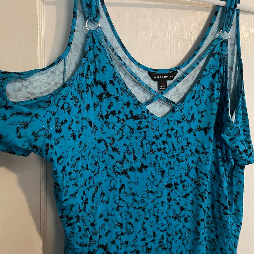 Rock & Republic Blue Patterned Cold Shoulder Tunic Top